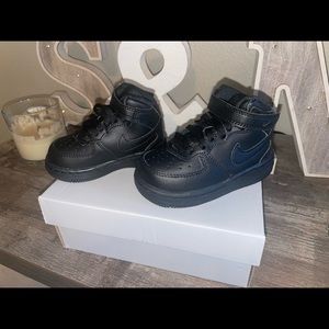 Selling Air Force 1, Size 5C in Toddlers